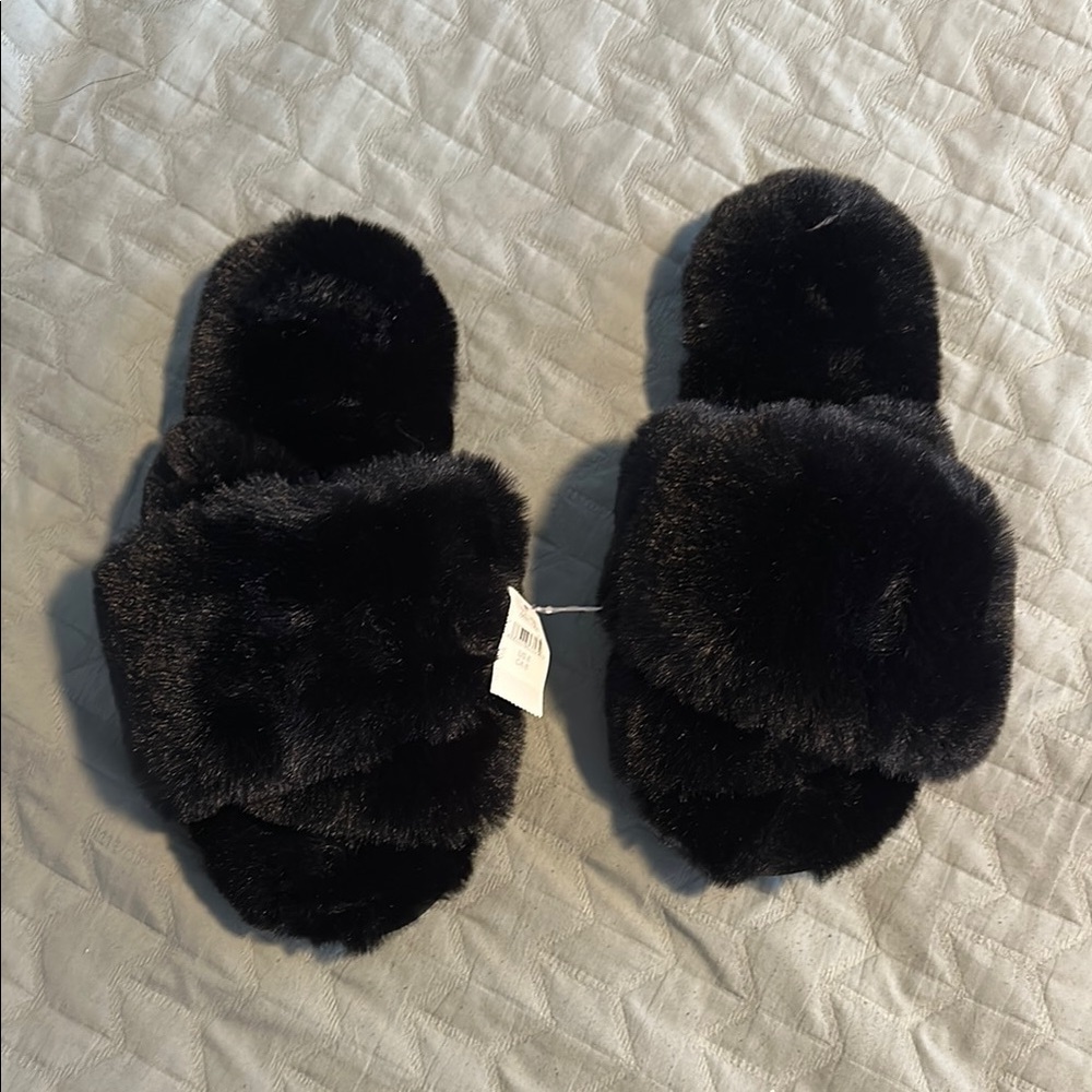 Aerie Black Fuzzy Slippers